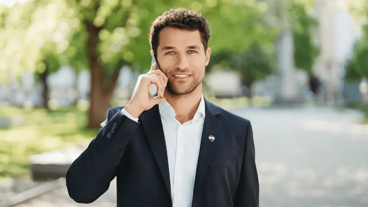 Agente REMAX al telefono