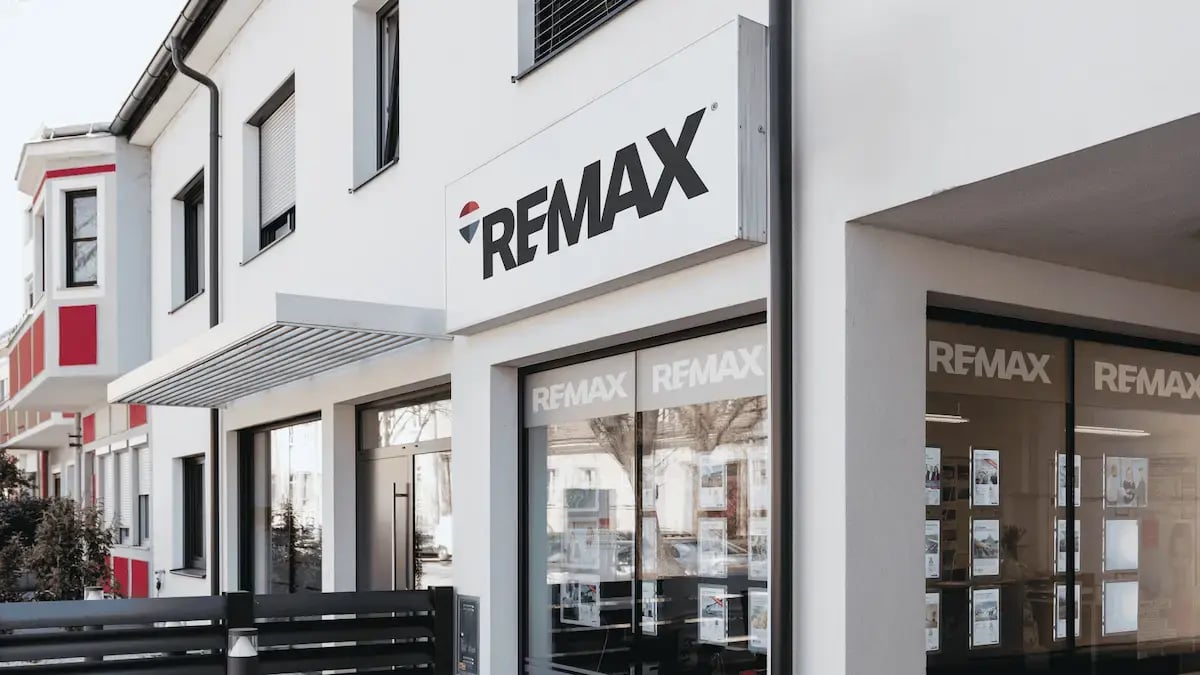 Insegna agenzia REMAX