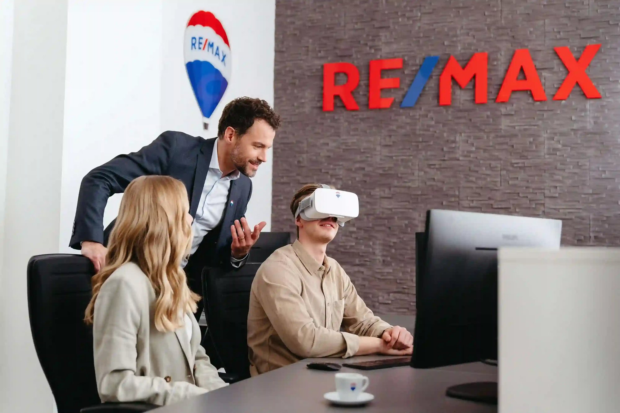 REMAX Customer+Agent-35-min (1)_11zon_11zon