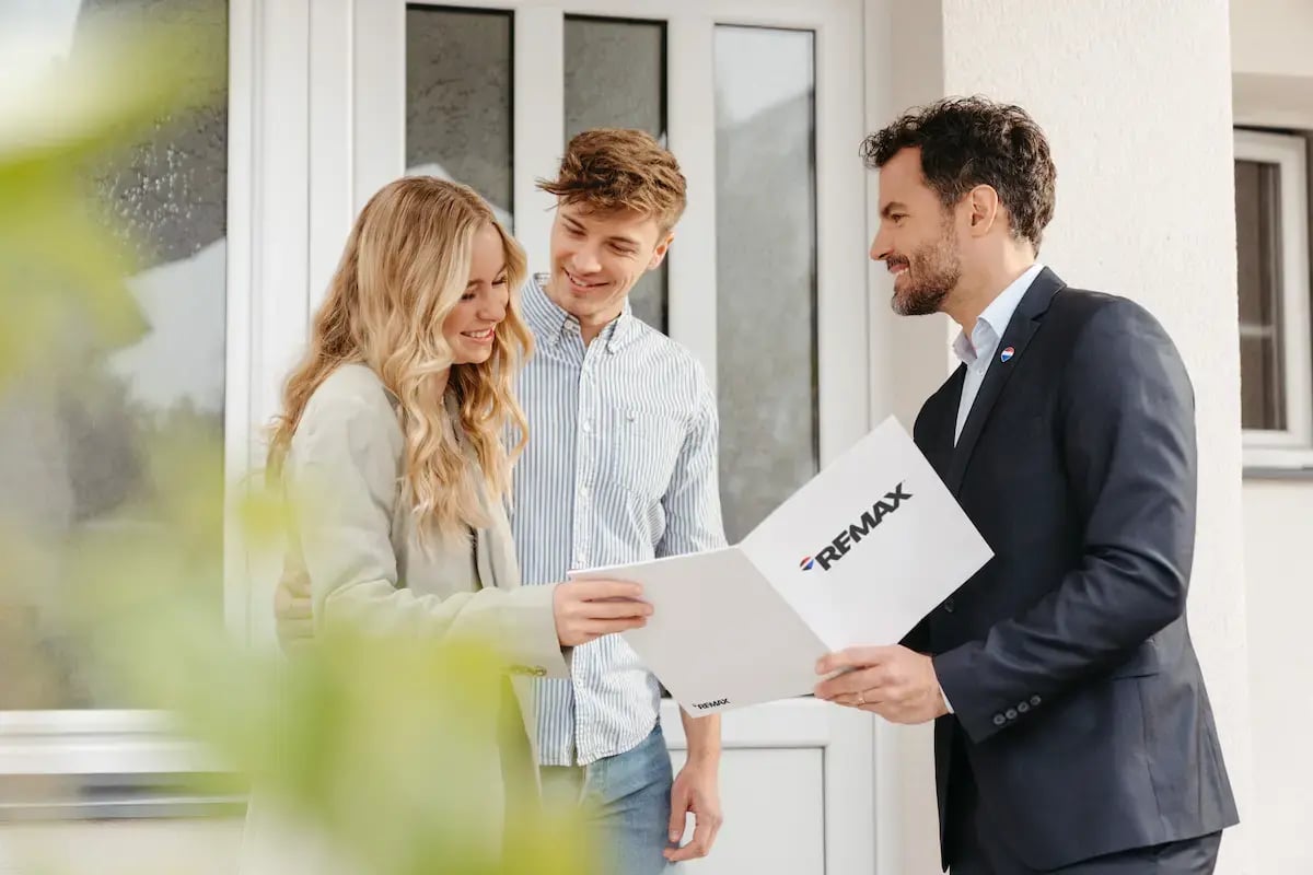 agente REMAX con clienti