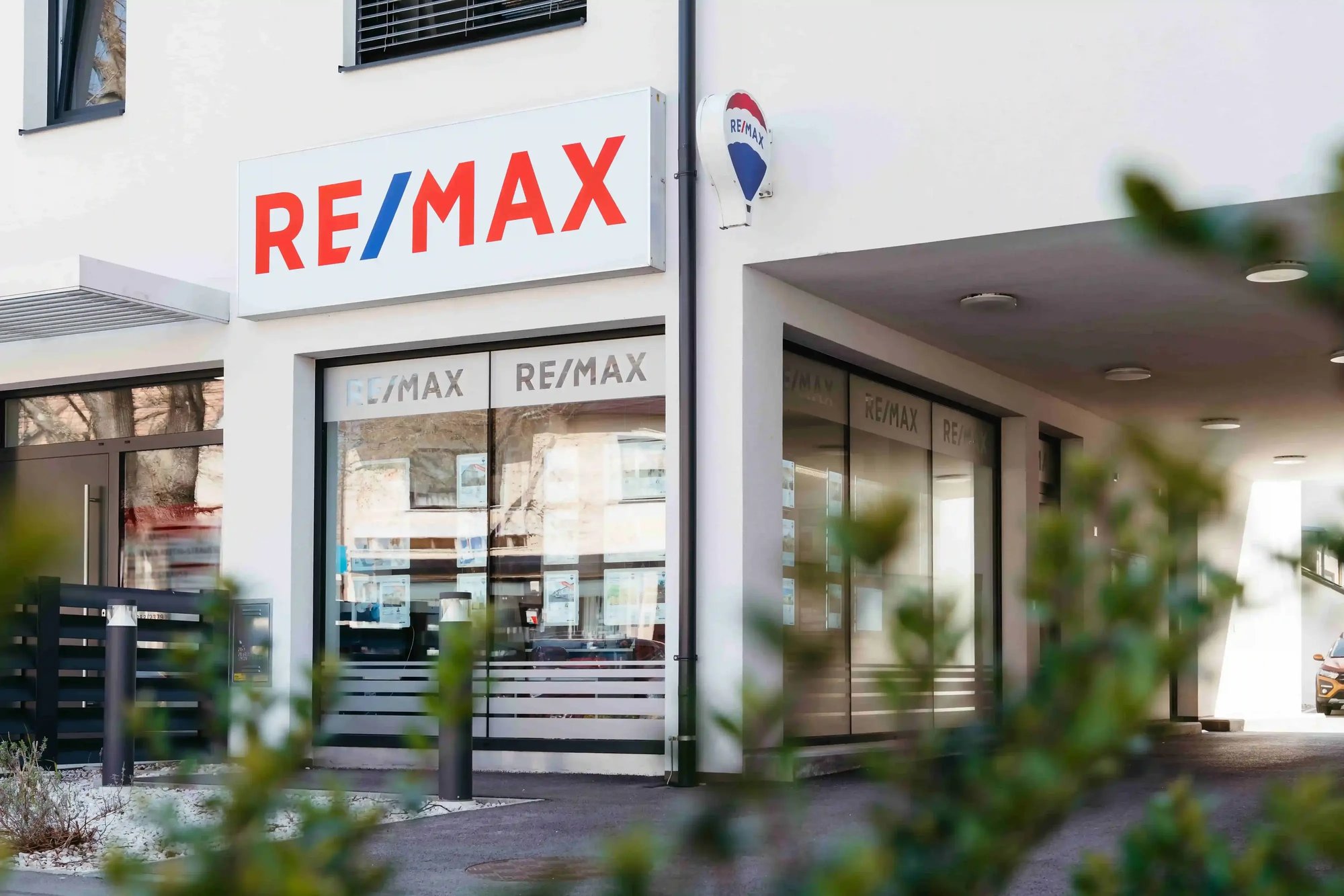 REMAX-Office-Eco-7-_1_-min_11zon-1