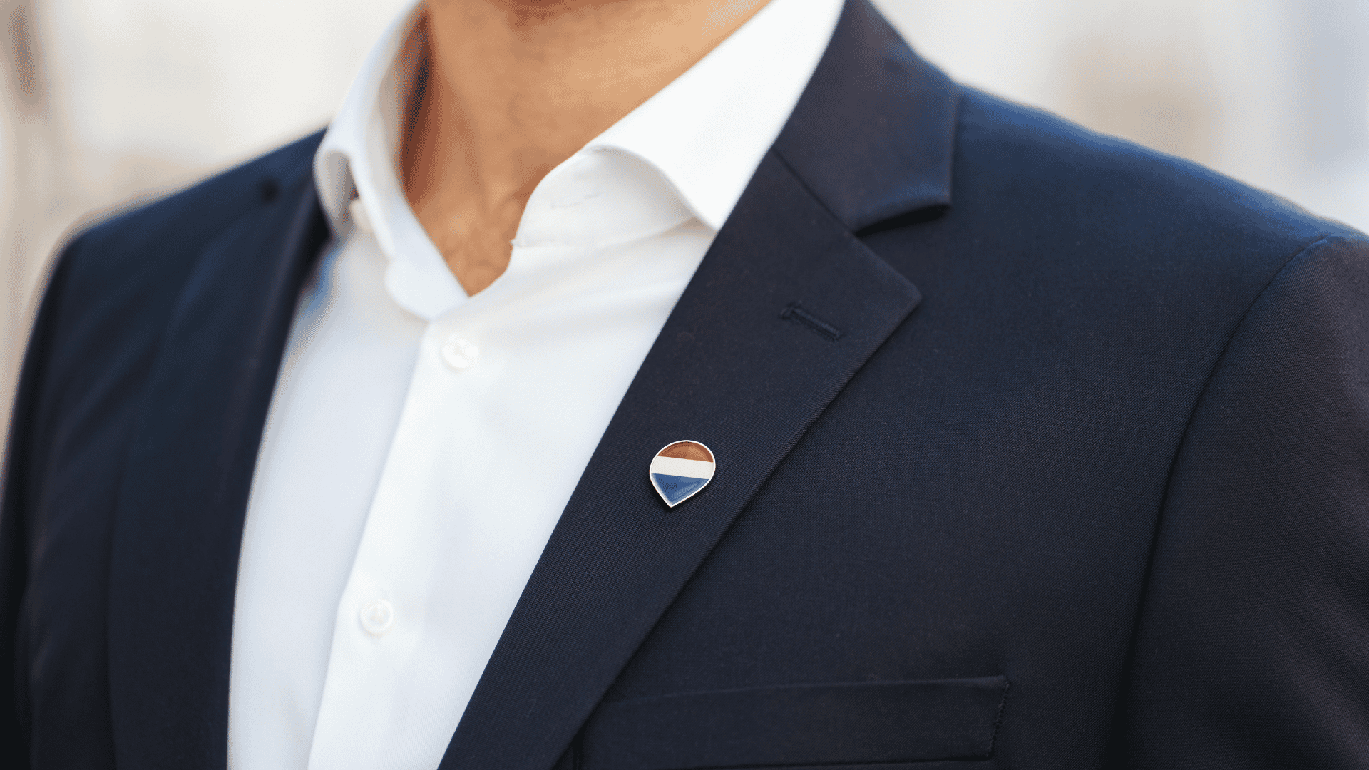 REMAX broker wearing REMAX hot air balloon pin