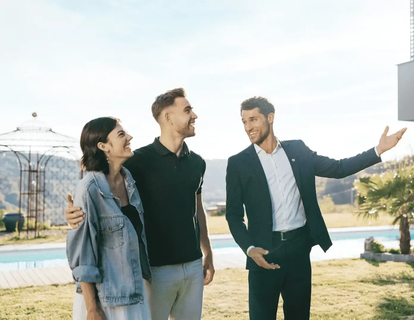 Agente REMAX presentando un immobile ai clienti