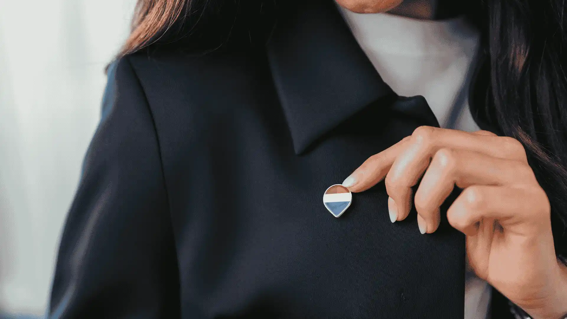Pin mongolfiera REMAX su blazer nero
