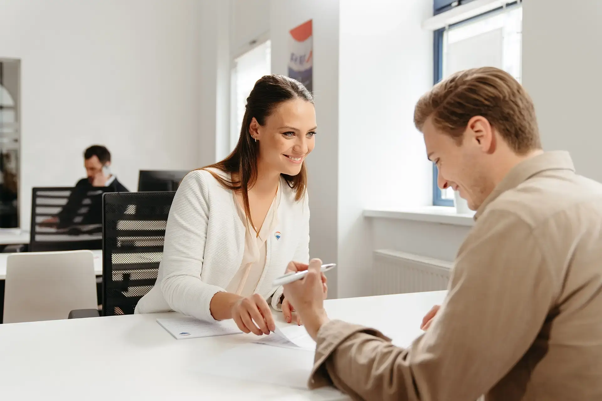 Foto di agente RE/MAX con un cliente RE/MAX