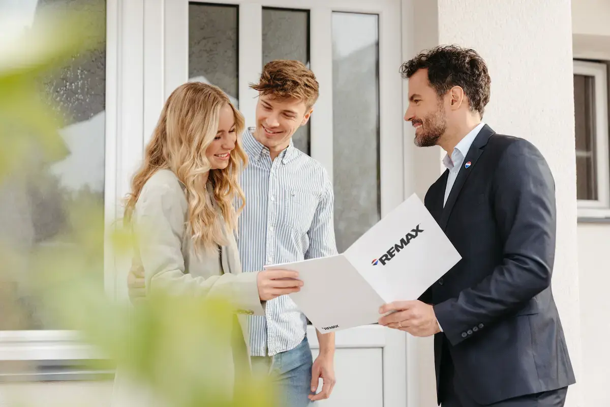 Agente immobiliare REMAX con i clienti