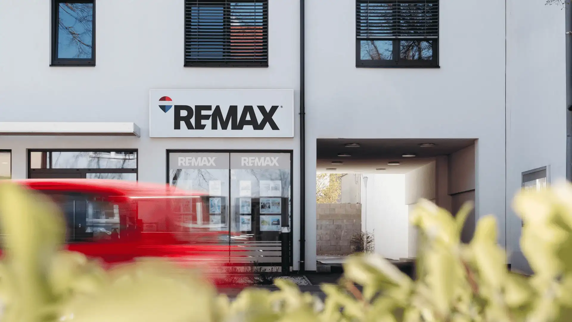 Vetrina di agenzia REMAX